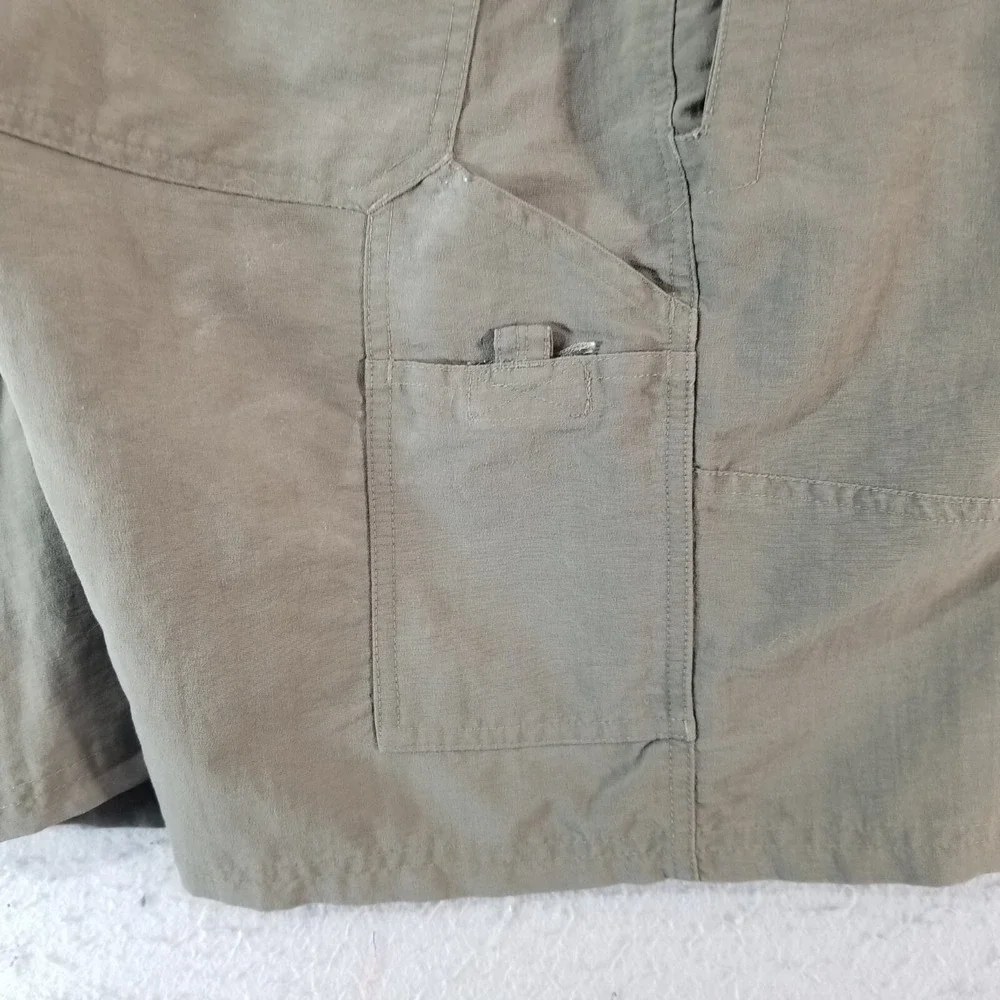 The North Face hiking shorts men's 38x8 khaki green outdoor security pocket